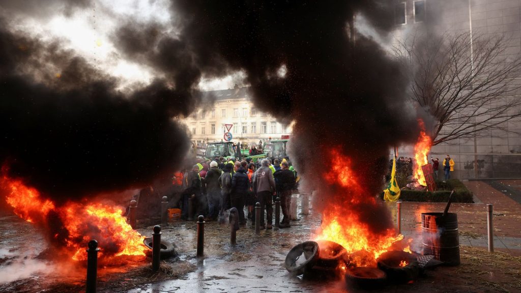 Βρυξέλλες : Φωτιές, πέτρες και συνθήματα από αγρότες εν όψει της Συνόδου Κορυφής - ΔΙΕΘΝΗ