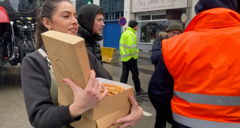 Ελληνικό καφέ στις Βρυξέλλες στάθηκε στο πλευρό των αγροτών: Κέρασε τυρόπιτες τους διαμαρτυρόμενους - ΔΙΕΘΝΗ