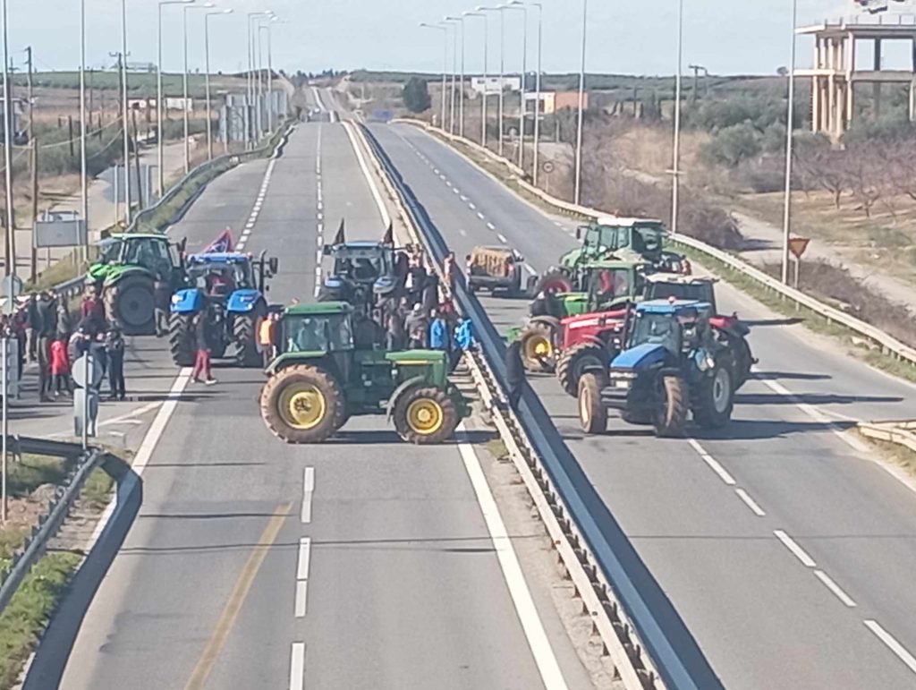 Συνεχίζουν τις κινητοποιήσεις οι αγρότες: Κλείνουν την εθνική Θεσσαλονίκης-Μουδανιών - ΝΕΑ