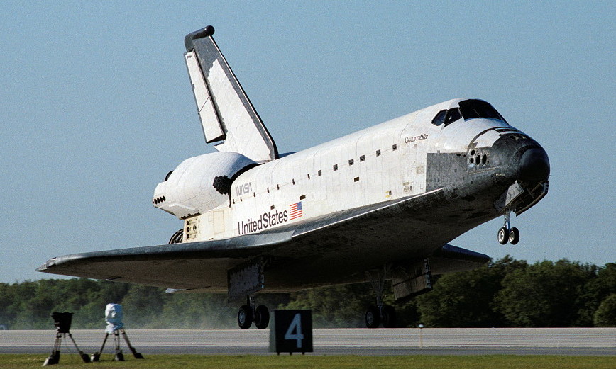 Space_Shuttle_Columbia_lands_following_STS-62_on_18_March_1994._(cropped)