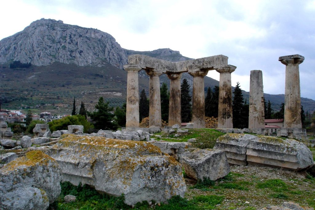 1920px-Apollon_Tempel_im_antiken_Korinth
