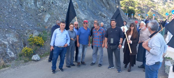 Σχίνος-Αλεποχώρι: Μαύρες σημαίες ύψωσαν οι κάτοικοι διαμαρτυρόμενοι - ΚΟΡΙΝΘΙΑ