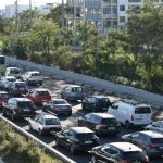 Κίνηση στους δρόμους: Κυκλοφοριακό «έμφραγμα» στην Αττική Οδό μετά από τροχαίο, μποτιλιάρισμα στην Εθνική Αθηνών – Κορίνθου