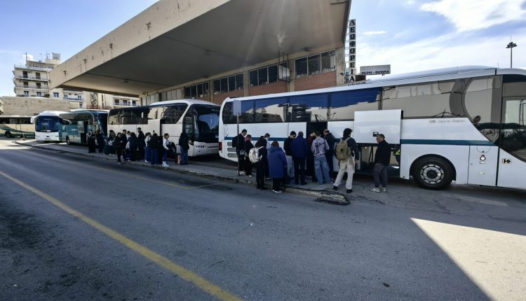 Πάτρα:-Μετά-τον-καρνάβαλο…-η-επιστροφή-–-Το-αδιαχώρητο-στα-ΚΤΕΛ-Αχαΐας