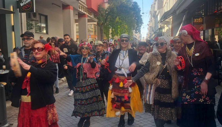 Ξεφαντώνουν-οι-Πατρινοί-σε-μία-“απέραντη”-γιορτή-Τσικνοπέμπτης-(video)