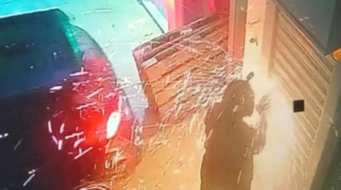 Κυλλήνη:-Ανατίναξαν-atm-και-πήραν-140.000-ευρώ