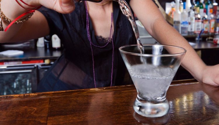 Πάτρα:-Μεθυσε-ο-γιος,-συνελήφθησαν-οι-γονείς