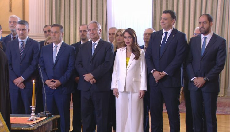 Ορκίστηκαν-τα-νέα-μέλη-της-Κυβέρνησης