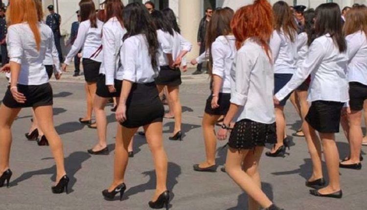 Πάτρα:-Η-απάντηση-του-εκπαιδευτικού-για-τα-περί-“μοντέλων”-στην-παρέλαση