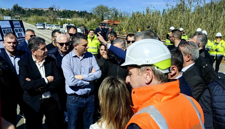 Πάτρα:-Αυτοψία-του-Υπουργού-Μεταφορών-Χρ.-Δήμα-σε-Ολύμπια-Οδό-και-Πατρών-–-Πύργου