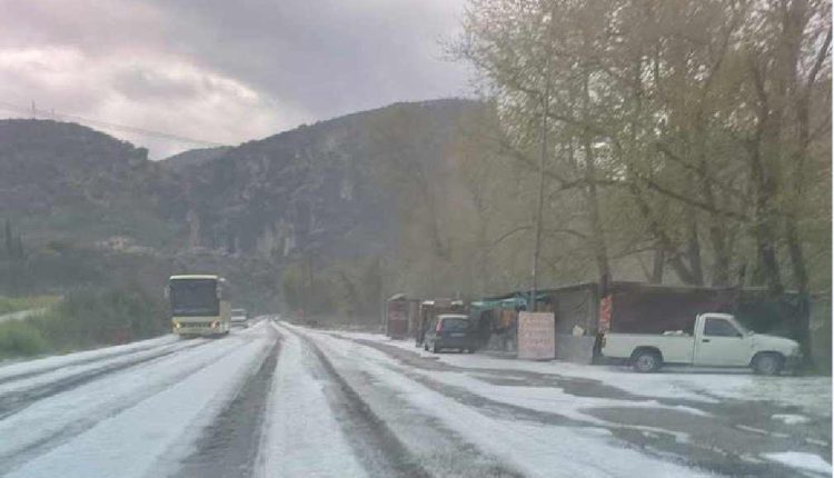 Μεσολόγγι:-Σφοδρή-χαλαζόπτωση-–-“Άσπρισε”-ο-τόπος