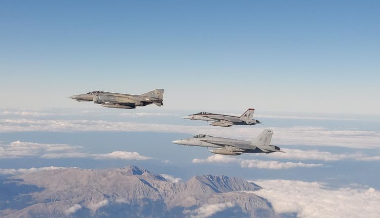 Διελεύσεις-σχηματισμών-αεροσκαφών-σε-Πελοπόννησο-και-Κυκλάδες-σήμερα-από-14:30-έως-16:00