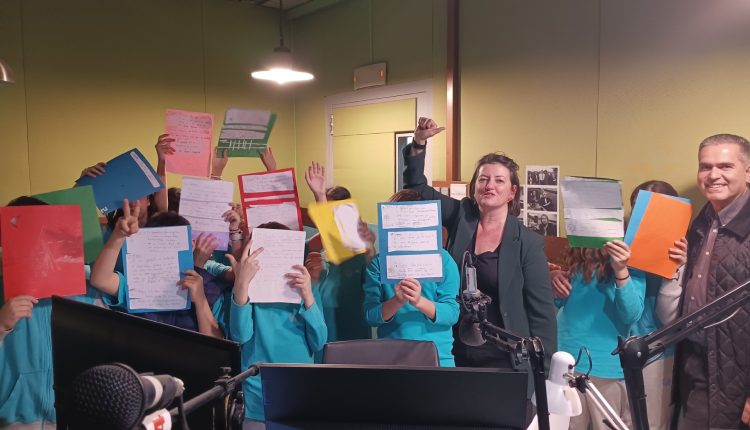 Πάτρα:-Εκπομπή-για-την-Παγκόσμια-Ημέρα-Παιδικού-Βιβλίου-με-την-Ε’-τάξη-των-Αρσακείων