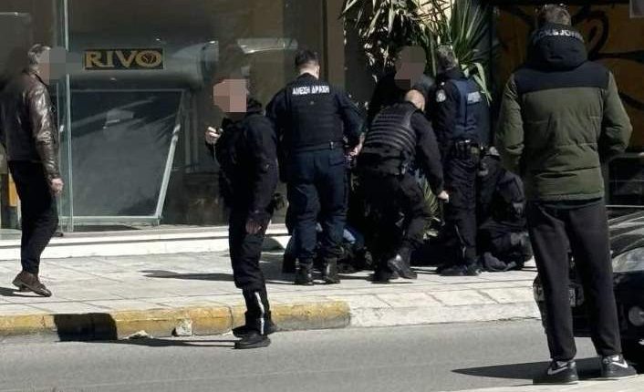 Πάτρα:-Ληστής-εισάβελε-σε-τράπεζα-με-ψεύτικο-όπλο-–-Αφαίρεσε-20.000-ευρώ-αλλά-συνελήφθη-(βίντεο)