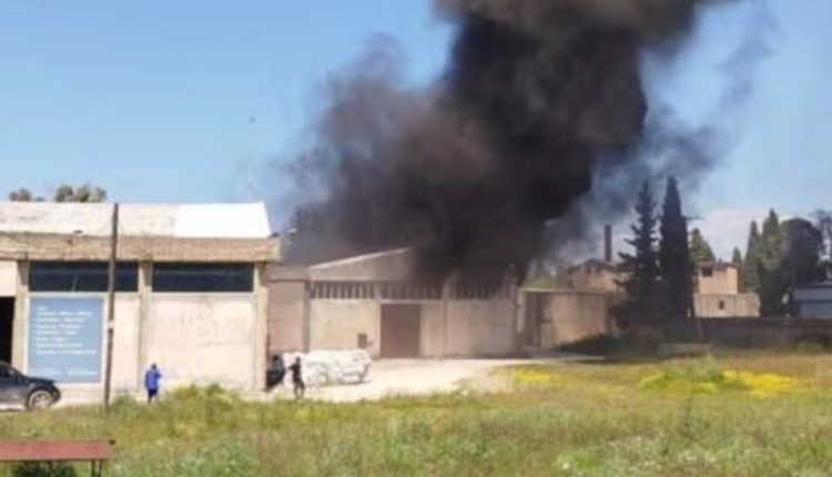 Αχαΐα:-Φωτιά-ξέσπασε-σε-εργοστάσιο-στο-Γομοστό-–-Μήνυμα-από-το-112(βίντεο)