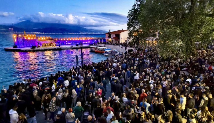 Ναύπακτος:-Με-θρησκευτική-κατάνυξη-η-περιφορά-των-επιταφίων