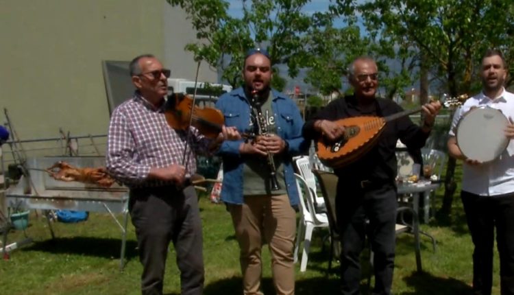 Το-Πασχαλινό-έθιμο-των-Ελλήνων-–-Το-σούβλισμα-του-οβελία-στην-Περιφέρεια
