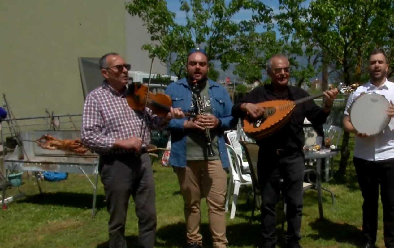 Το-Πασχαλινό-έθιμο-των-Ελλήνων-–-Το-σούβλισμα-του-οβελία-στην-Περιφέρεια