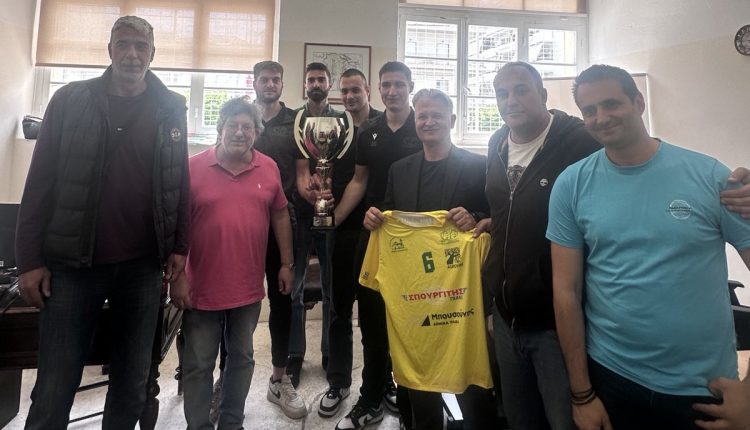 Η-Καλαμάτα-’80-με-το-τρόπαιο-του-πρωταθλητή-στον-Περιφερειάρχη-Δημήτρη-Πτωχό