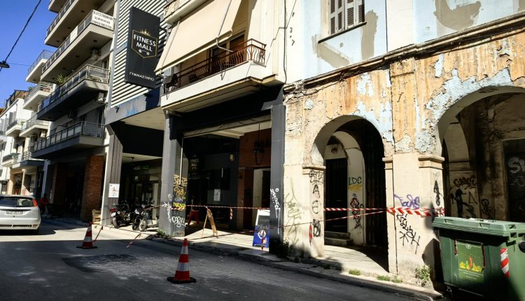 Νέο-περιστατικό-με-πτώση-σοβάδων-στο-κέντρο-της-Πάτρας