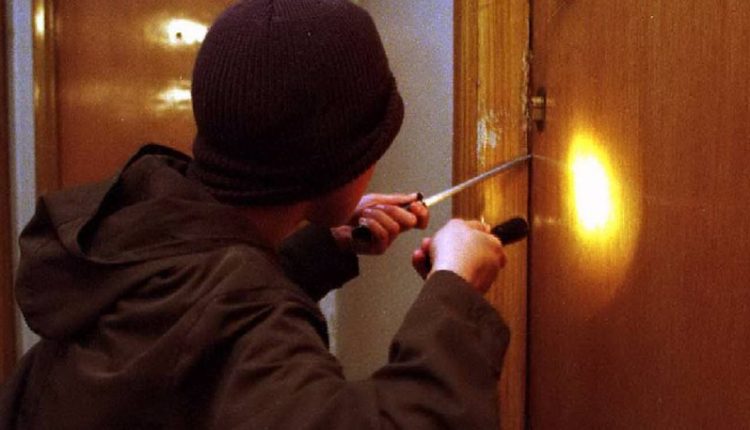 Αποκλειστικό:-Στα-χέρια-της-Αστυνομίας-οι-διαρρήκτες-με-την-κόλλα-στην-Πάτρα