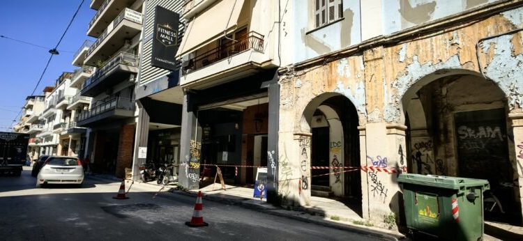 Αλλεπάλληλα-τα-περιστατικά-πτώσης-σοβάδων-στο-κέντρο-της-Πάτρας-–-Παρέμβαση-του-ΤΕΕ-Δυτ.-Ελλάδος