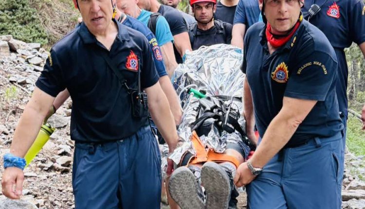 ΕΜΑΚ:-Μεταφορά-τραυματισμένου-άνδρα-από-δύσβατο-σημείο-στον-Όλυμπο