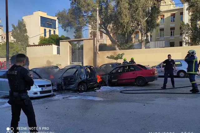 Πυρκαγιά-σε-οχήματα-στη-Νέα-Σμύρνη.