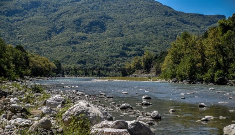 Άρτα:-Επανήλθαν-οι-δύο-ανήλικοι-που-ανασύρθηκαν-από-τον-Άραχθο-–-Νοσηλεύονται-σε-ΜΕΘ