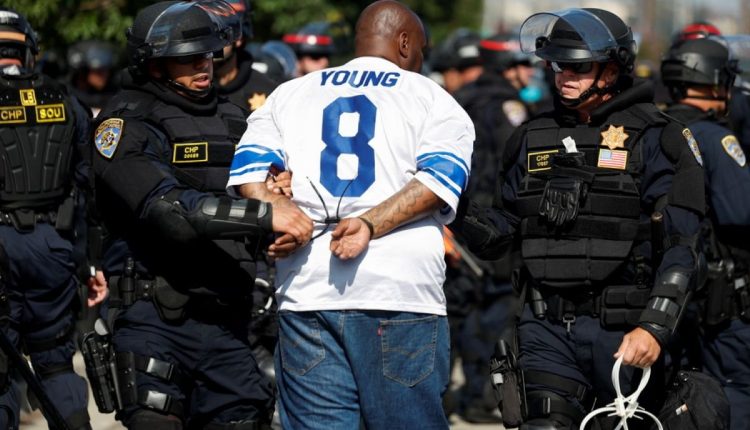 Λος-Άντζελες:-Μαζικές-συλλήψεις-ομάδων-που-παραβιάζουν-την-απαγόρευση-κυκλοφορίας