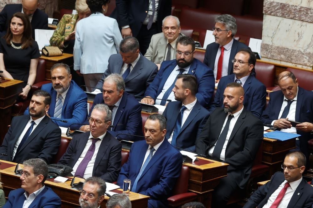 Επίσημα-εκτός-Βουλής-οι-τρεις-βουλευτές-των-«Σπαρτιατών»:-Διαλύθηκε-το-κόμμα