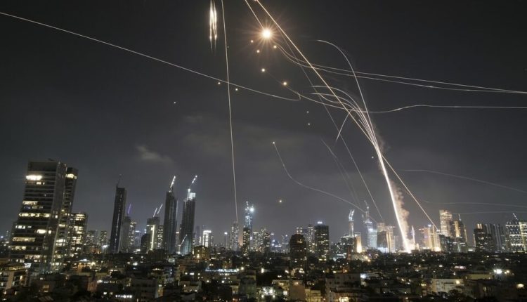 Νύχτα-τρόμου-στο-Ισραήλ:-Σφοδρές-επιθέσεις-του-Ιράν-με-βαλλιστικούς-πυραύλους