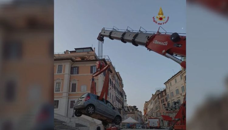 Ρώμη:-81χρονος-«κατέβηκε»-με-το-ΙΧ-του-τα-σκαλοπάτια-της-Πιάτσα-ντι-Σπάνια