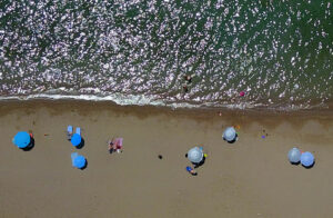 Οι-ακατάλληλες-παραλίες-της-Αττικής-για-το-2025-–-Δείτε-τη-σχετική-λίστα