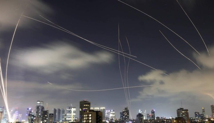 Ισραήλ-και-Ιράν-συνεχίζουν-τις-αεροπορικές-επιθέσεις-εκατέρωθεν-για-6η-μέρα