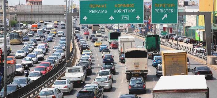 Χάος-στον-Κηφισό:-Φορτηγό-έπεσε-σε-κολώνα-φωτισμού,-έκλεισε-το-ρεύμα-προς-Λαμία