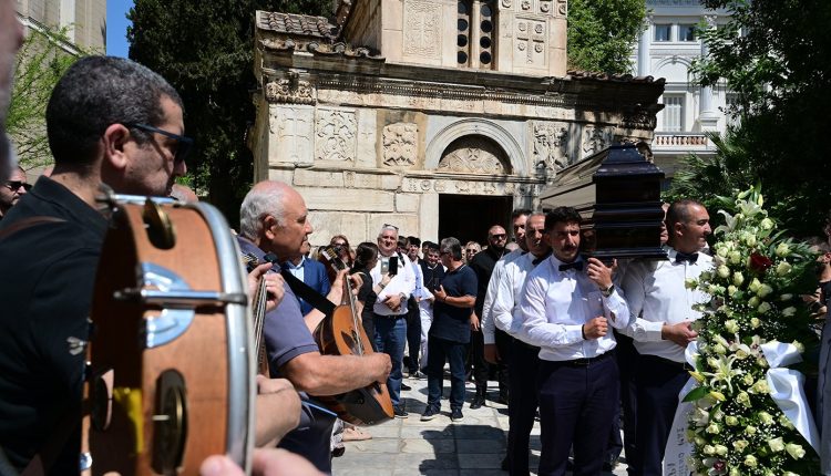 Ήπειρος:-«Δάκρυσαν-και-οι-πέτρες»-στο-τελευταίο-αντίο-στον-Πετρολούκα-Χαλκιά