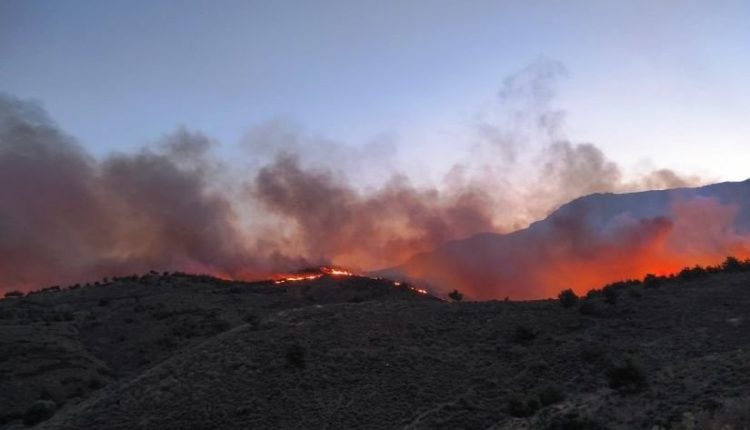 Συνεχίζεται-η-μάχη-με-τις-φλόγες-στη-Χίο:-Μηνύματα-του-112-για-απομάκρυνση-κατοίκων