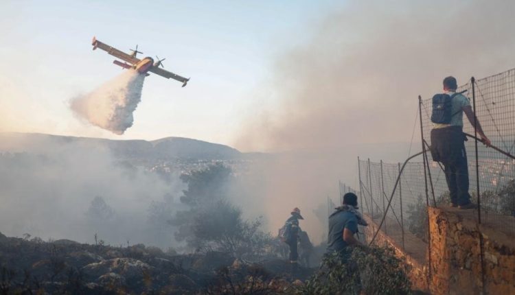 Συνεχίζεται-η-μάχη-με-τις-φλόγες-στη-Χίο:-Τρία-νέα-μηνύματα-μέσω-του-112-έχουν-σταλεί