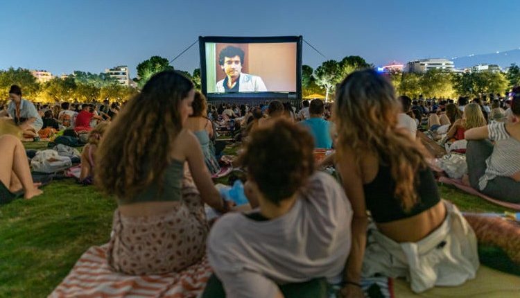 Σινεμά-κάτω-από-τα-αστέρια-και-φέτος-το-καλοκαίρι-στο-Ίδρυμα-Σ.-Νιάρχος