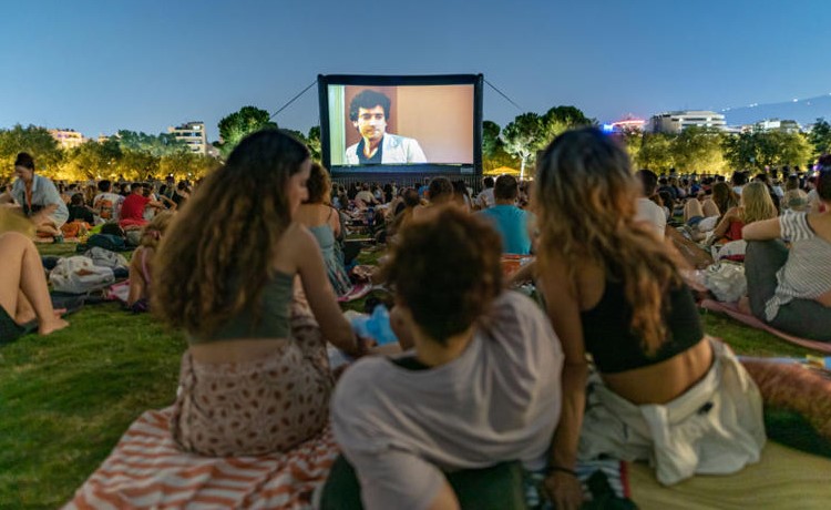 Σινεμά-κάτω-από-τα-αστέρια-και-φέτος-το-καλοκαίρι-στο-Ίδρυμα-Σ.-Νιάρχος