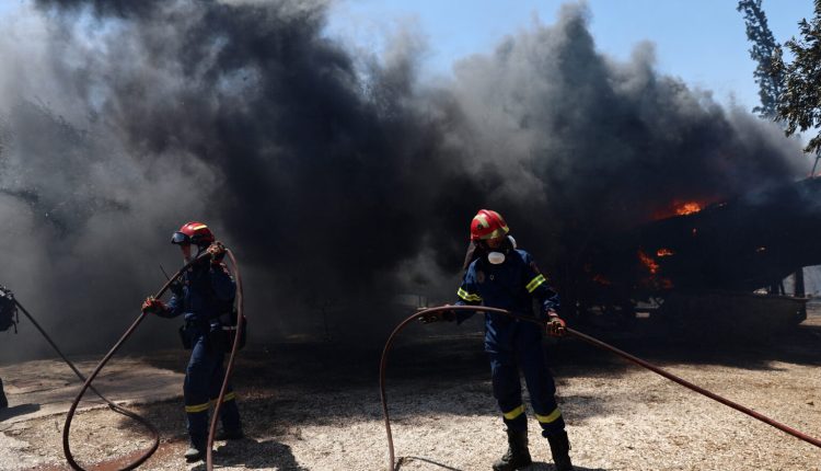 Καίγονται-σπίτια-στην-Παλαιά-Φώκαια-–-Τεράστια-επιχείρηση-της-Πυροσβεστικής