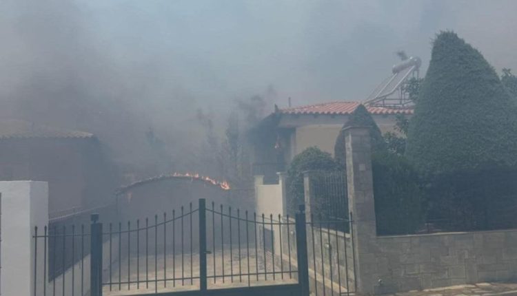 Πυρκαγιά-στην-Παλαιά-Φώκαια-Αττικής:-Αναφορές-για-καμένα-σπίτια
