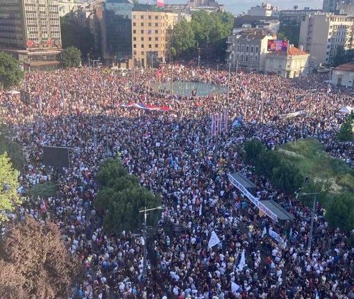 Οργή-λαού-στη-Σερβία-–-Εκατοντάδες-χιλιάδες-διαδηλωτές-απαίτησαν-εκλογές
