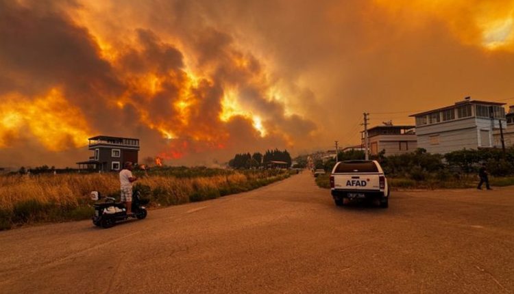 Μάχη-με-τις-δασικές-πυρκαγιές-δίνουν-για-δεύτερη-ημέρα-οι-πυροσβέστες-στην-Τουρκία