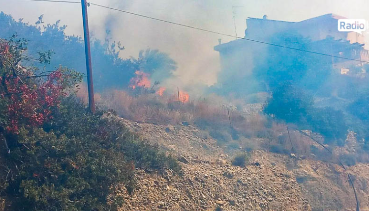 Κρήτη:-Ανεξέλεγκτο-πύρινο-μέτωπο-στην-Αχλιά-Λασιθίου,-απειλούνται-σπίτια