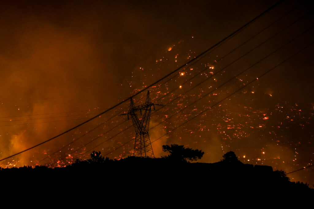 Ολονύχτια-μάχη-με-τις-φλόγες-στην-Ιεράπετρα:-Εκκενωθήκαν-οικισμοί-–-kαήκαν-σπίτια