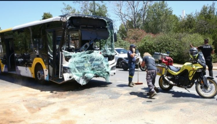 Σύγκρουση-δύο-λεωφορείων-του-ΟΑΣΑ-στη-Βούλα-–-Στους-47-οι-τραυματίες,-ανάμεσά-τους-παιδιά