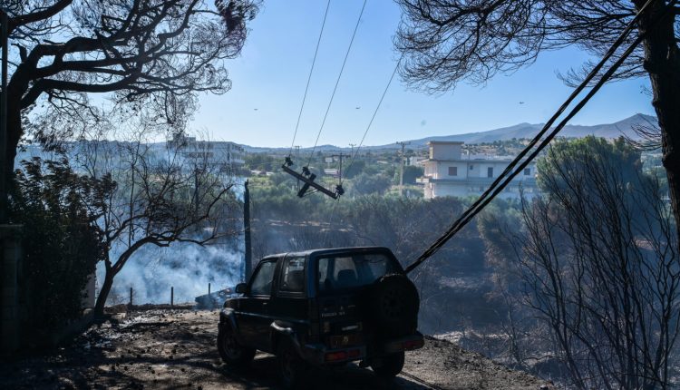 Φωτιά-τώρα:-Εικόνες-καταστροφής,-μέσα-σε-σπίτια-οι-φλόγες