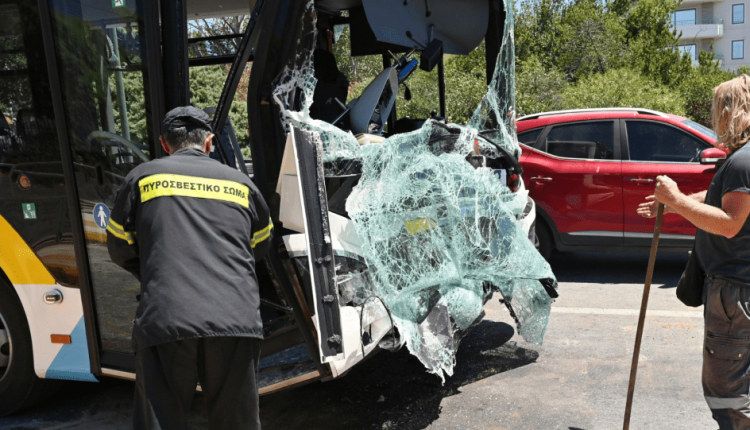 Σύγκρουση-δύο-λεωφορείων-του-ΟΑΣΑ-στη-Βούλα:-Στους-47-οι-τραυματίες